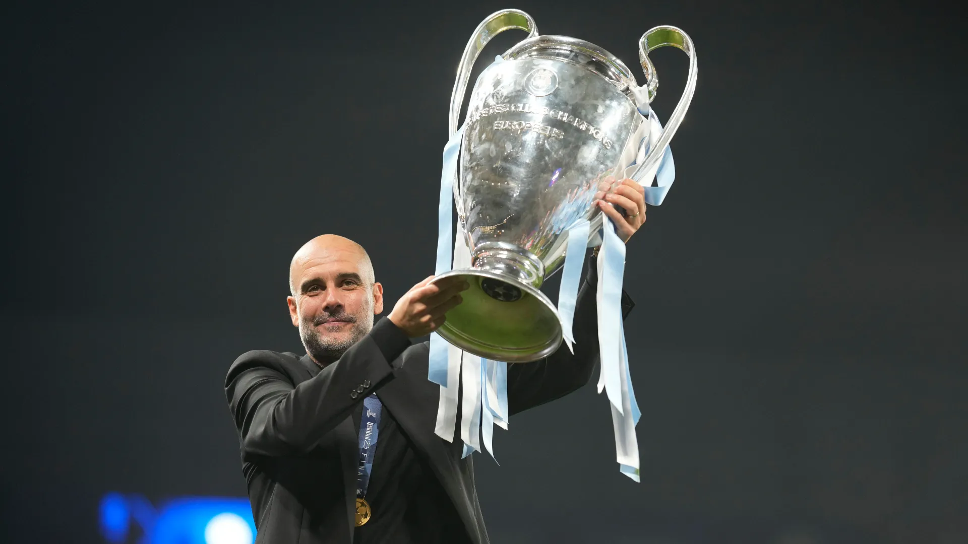 Pep Guardiola, t&eacute;cnico do Manchester City, celebra a conquista da Champions League de 2023 ap&oacute;s a final contra a Inter de Mil&atilde;o, no Est&aacute;dio Ol&iacute;mpico Atat&uuml;rk, em Istambul, na Turquia, em 10 de junho de 2023.