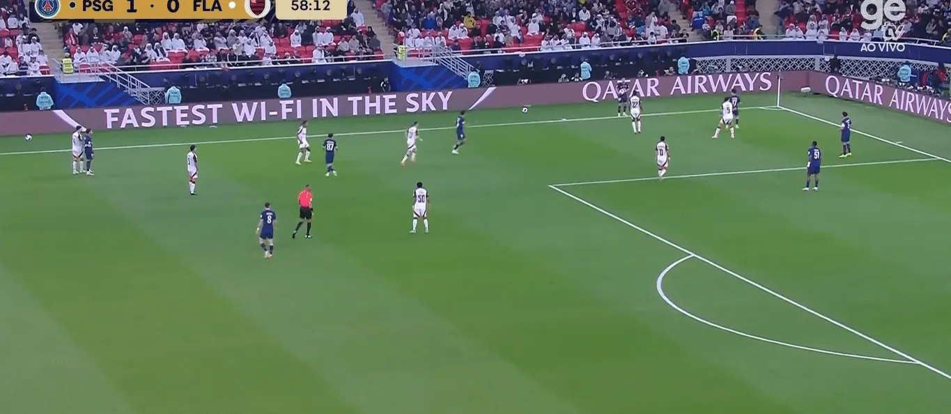 A press&atilde;o do Flamengo em cima da defesa do PSG no lance do p&ecirc;nalti
