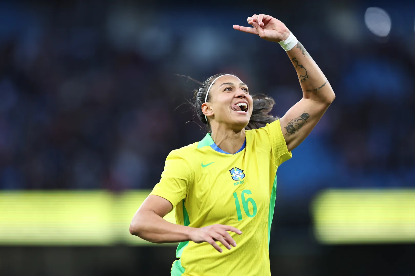 Bia Zaneratto celebra gol do Brasil contra a Inglaterra em amistoso