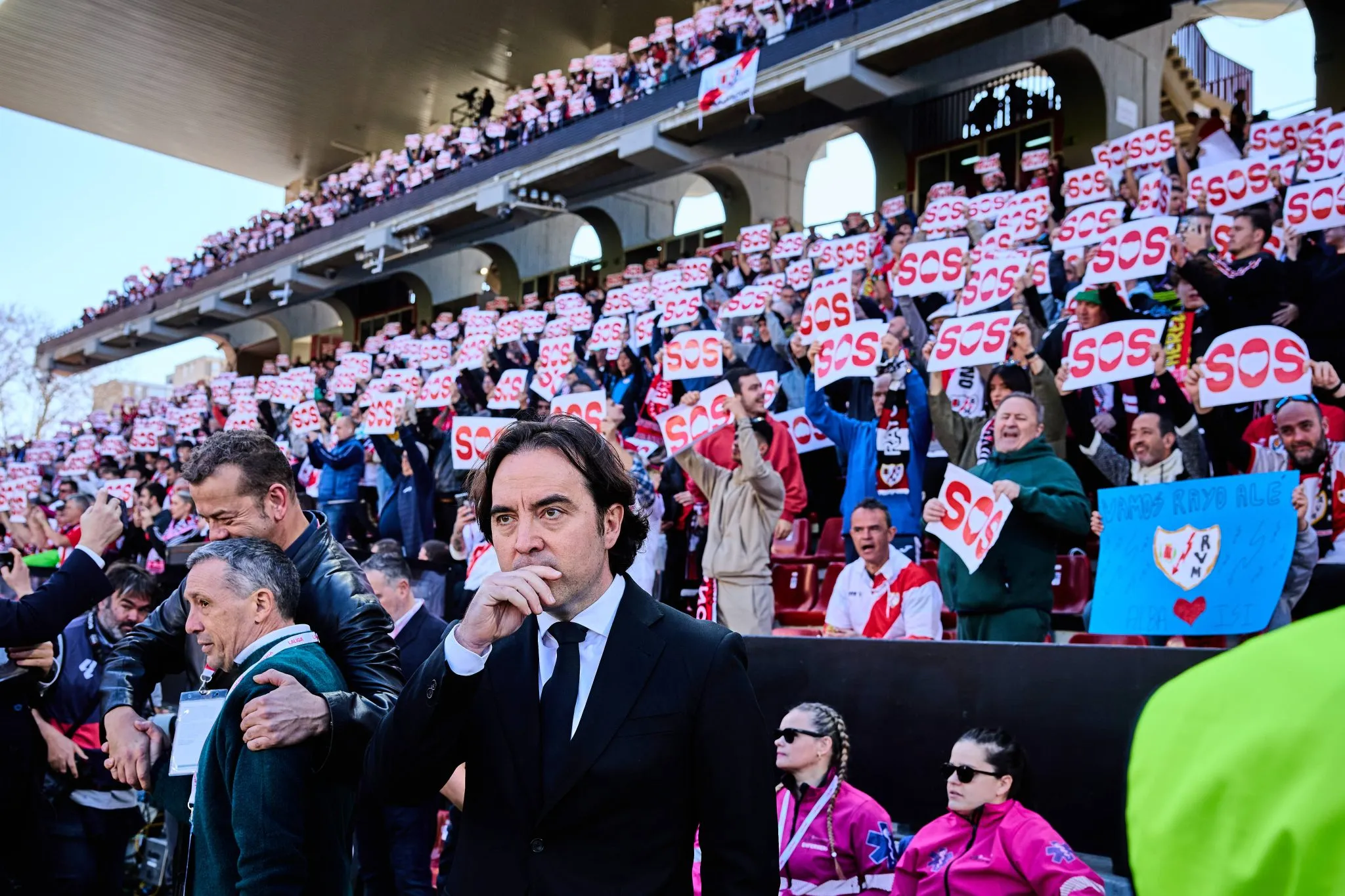 Ra&uacute;l Mart&iacute;n Presa, presidente do Rayo Vallecano, em meio a protesto da torcida