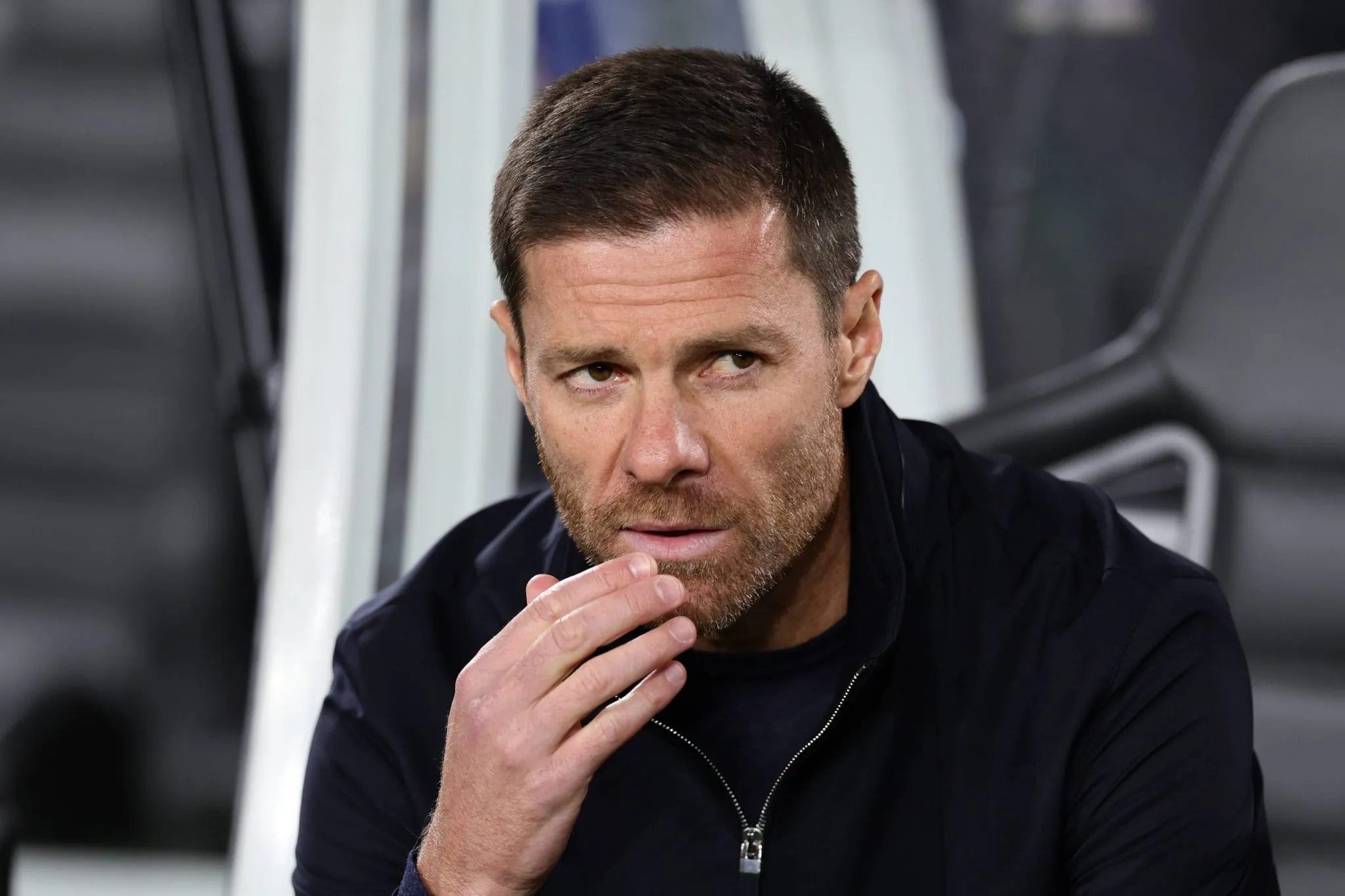 Xabi Alonso durante amistoso do Chelsea