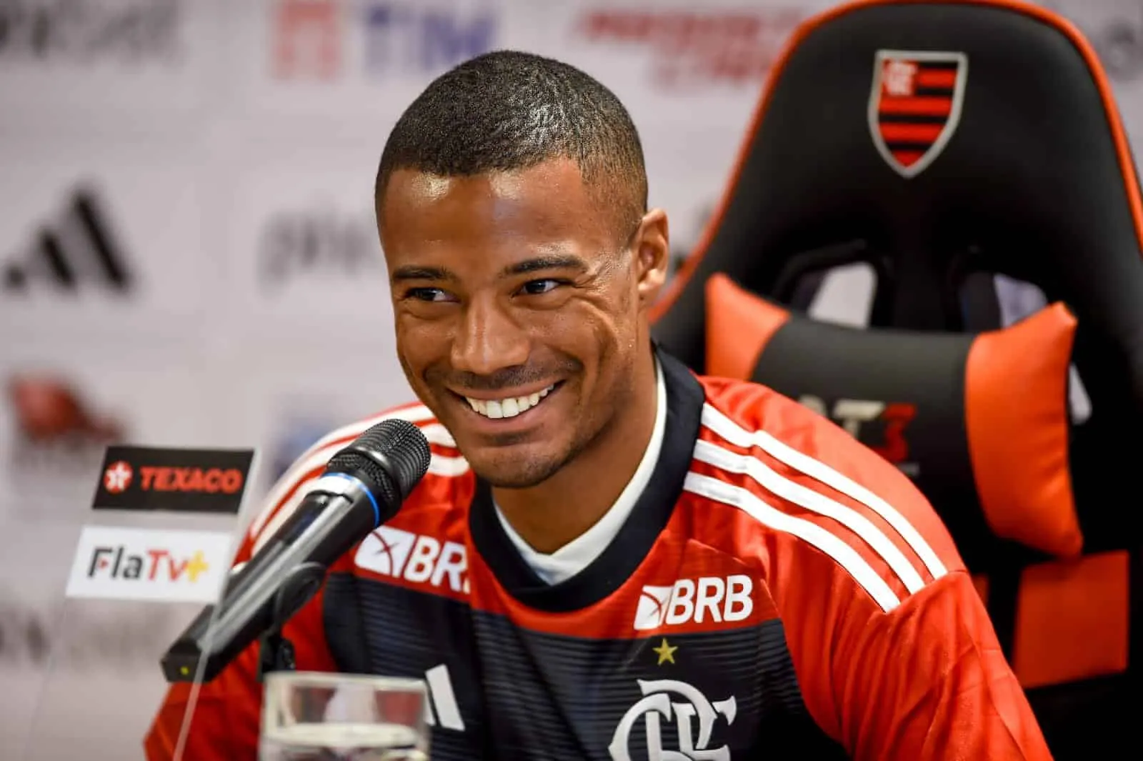 Contrato longo, chance de t&iacute;tulos, fam&iacute;lia&hellip; De La Cruz &eacute; apresentado e explica escolha pelo Flamengo