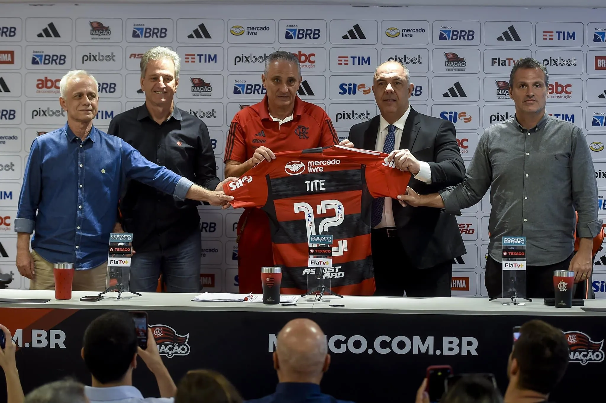 Enquanto torcida sonha, Tite mant&eacute;m os p&eacute;s no ch&atilde;o em chegada ao Flamengo