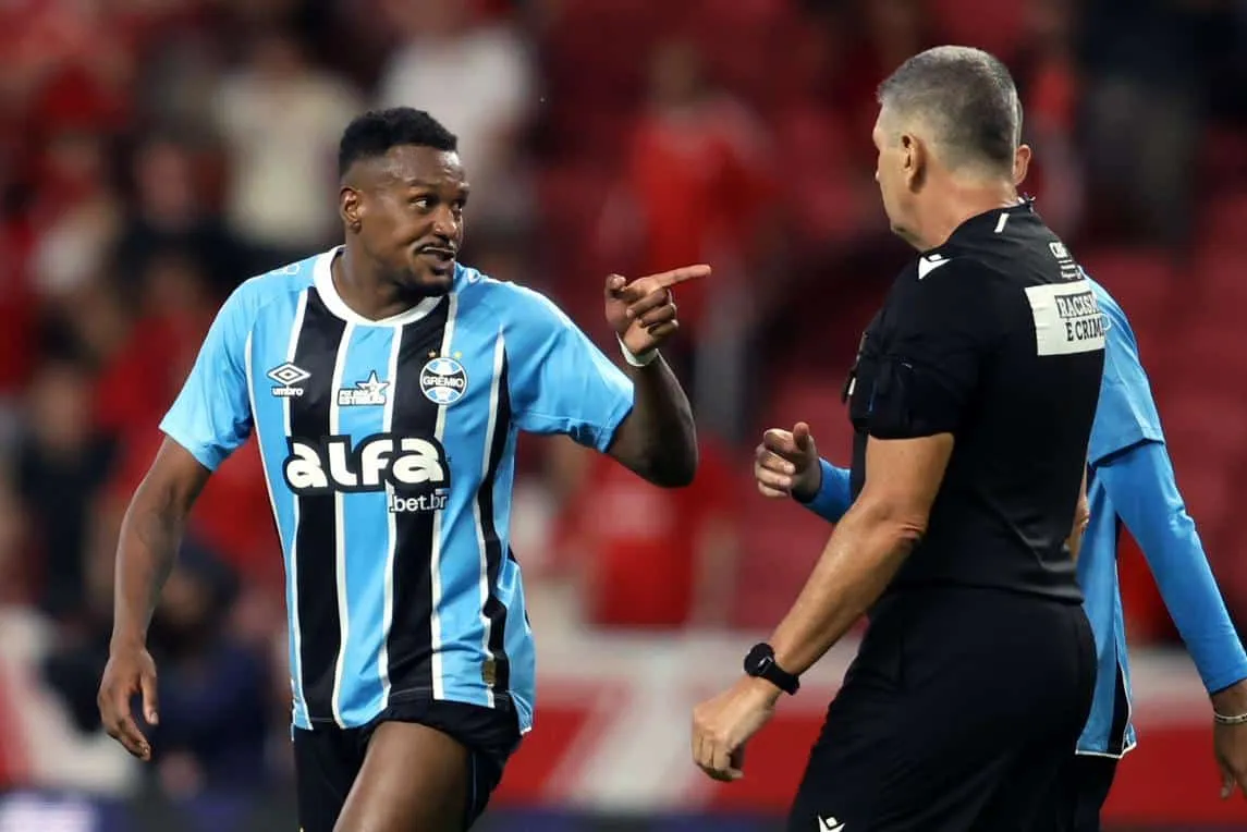 &Eacute;pico! Gr&ecirc;mio supera erros de arbitragem e afunda Internacional no melhor jogo da rodada