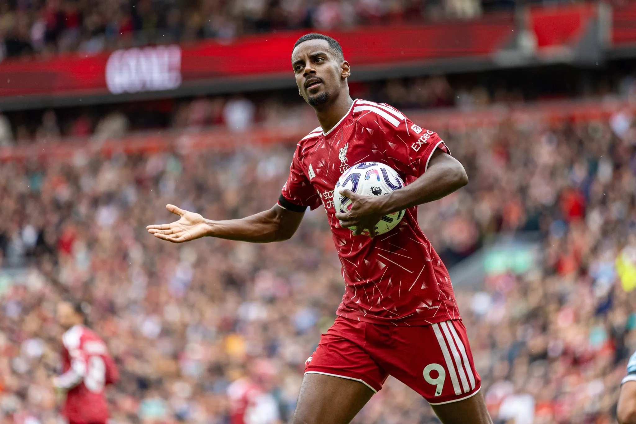 Alexander Isak comemora gol em Liverpool x Nottingham Forest (Foto: Imago/Propaganda Photo)