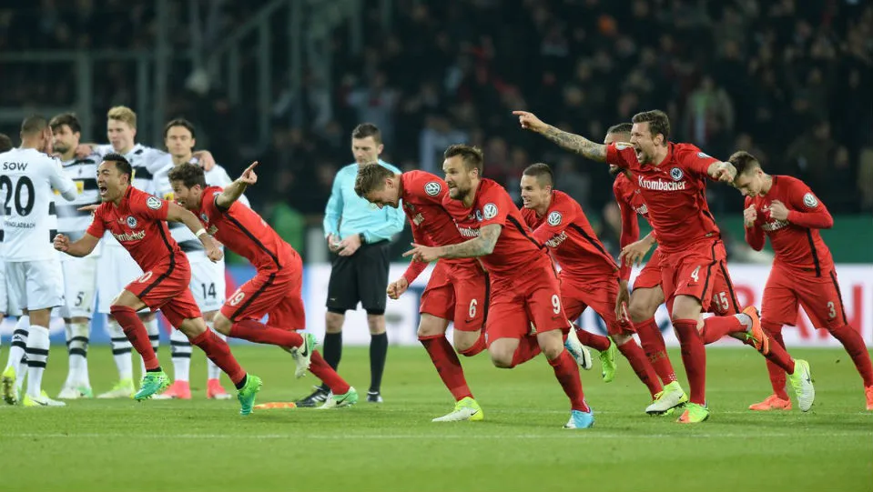 Eintracht Frankfurt avan&ccedil;a &agrave; final da Copa da Alemanha e tenta reconquistar a ta&ccedil;a ap&oacute;s 29 anos