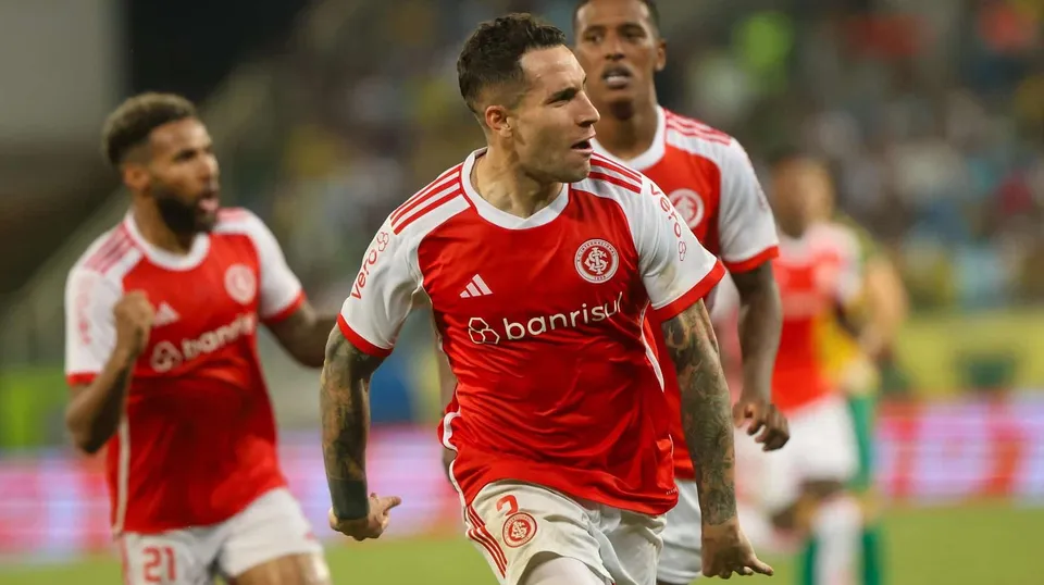 Hugo Mallo comemora gol pelo Internacional