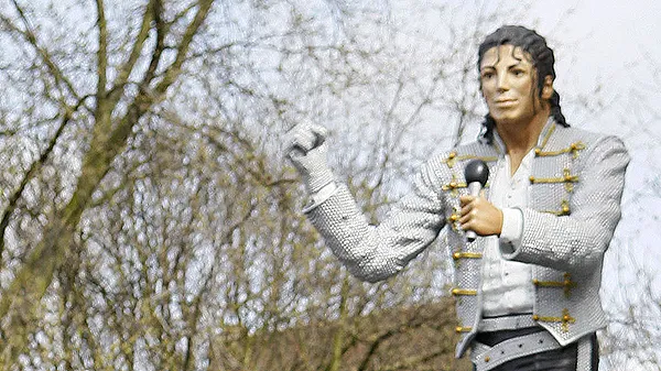 Parece que o rebaixamento do Fulham tem a ver com a est&aacute;tua do Michael Jackson