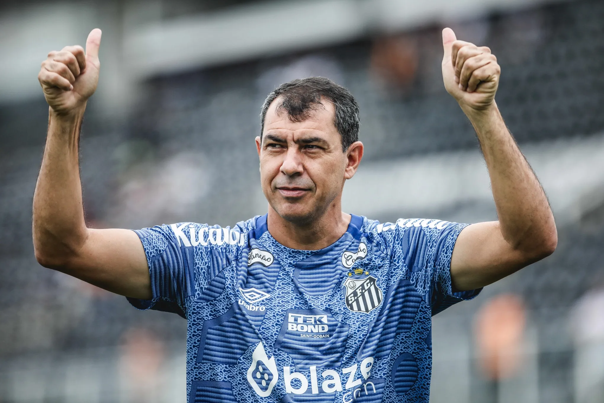 Carille acena perman&ecirc;ncia no Santos, mas Corinthians n&atilde;o desiste de contratar o treinador