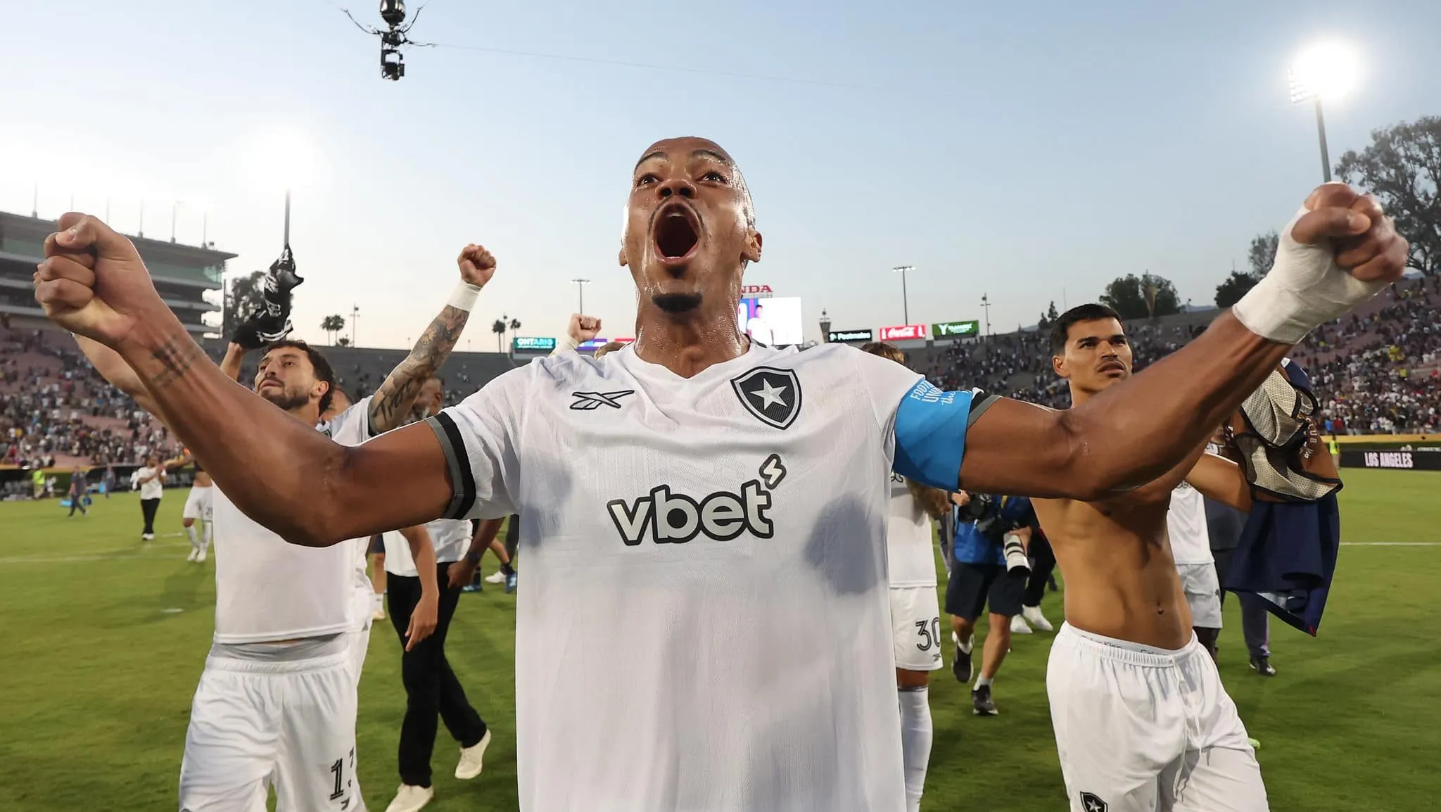 &lsquo;Colossal&rsquo;, &lsquo;monumental&rsquo; e mais: Como vit&oacute;ria do Botafogo sobre o PSG repercutiu no mundo