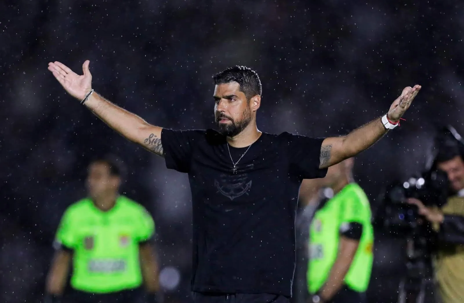 &lsquo;Sou apenas mais uma pe&ccedil;a, vim para ajudar&rsquo;: Ant&oacute;nio Oliveira fala sobre seu papel na retomada do Corinthians