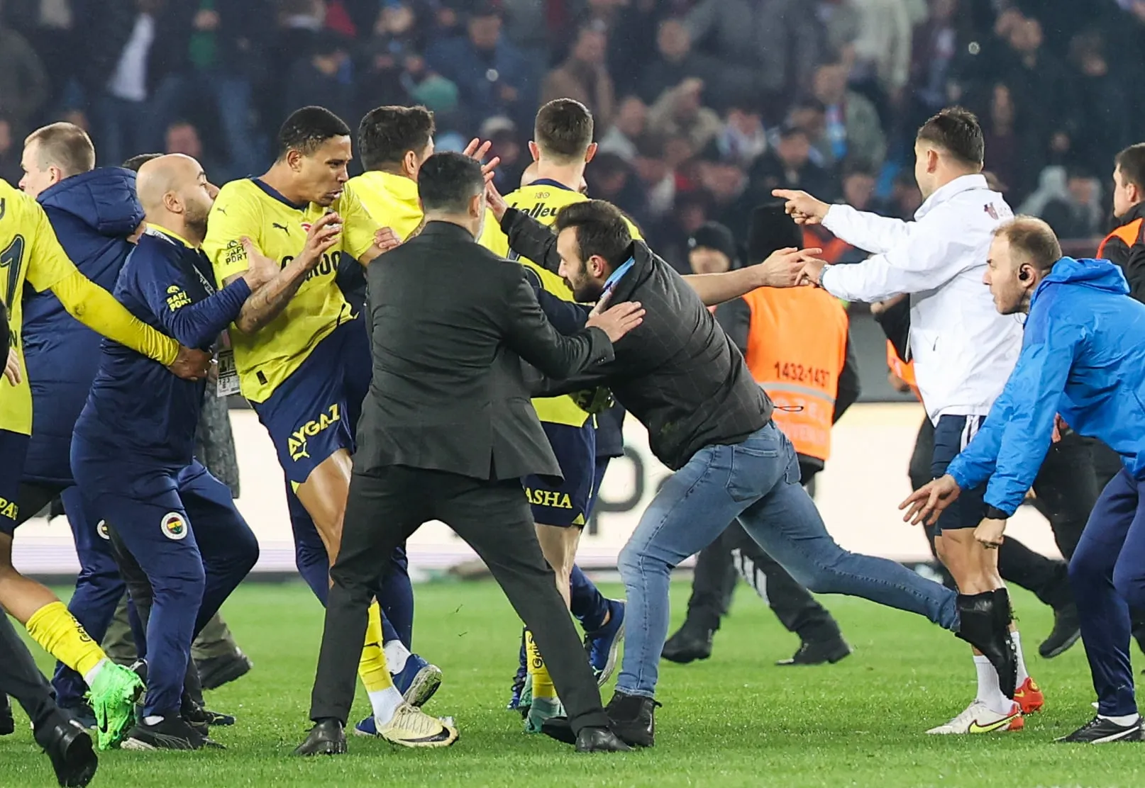 Batalha campal em Trabzonspor x Fenerbah&ccedil;e rende super puni&ccedil;&atilde;o na Turquia