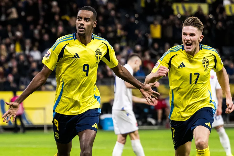 Com assist&ecirc;ncia de Gy&ouml;keres, Isak marcou o segundo gol da vit&oacute;ria sueca