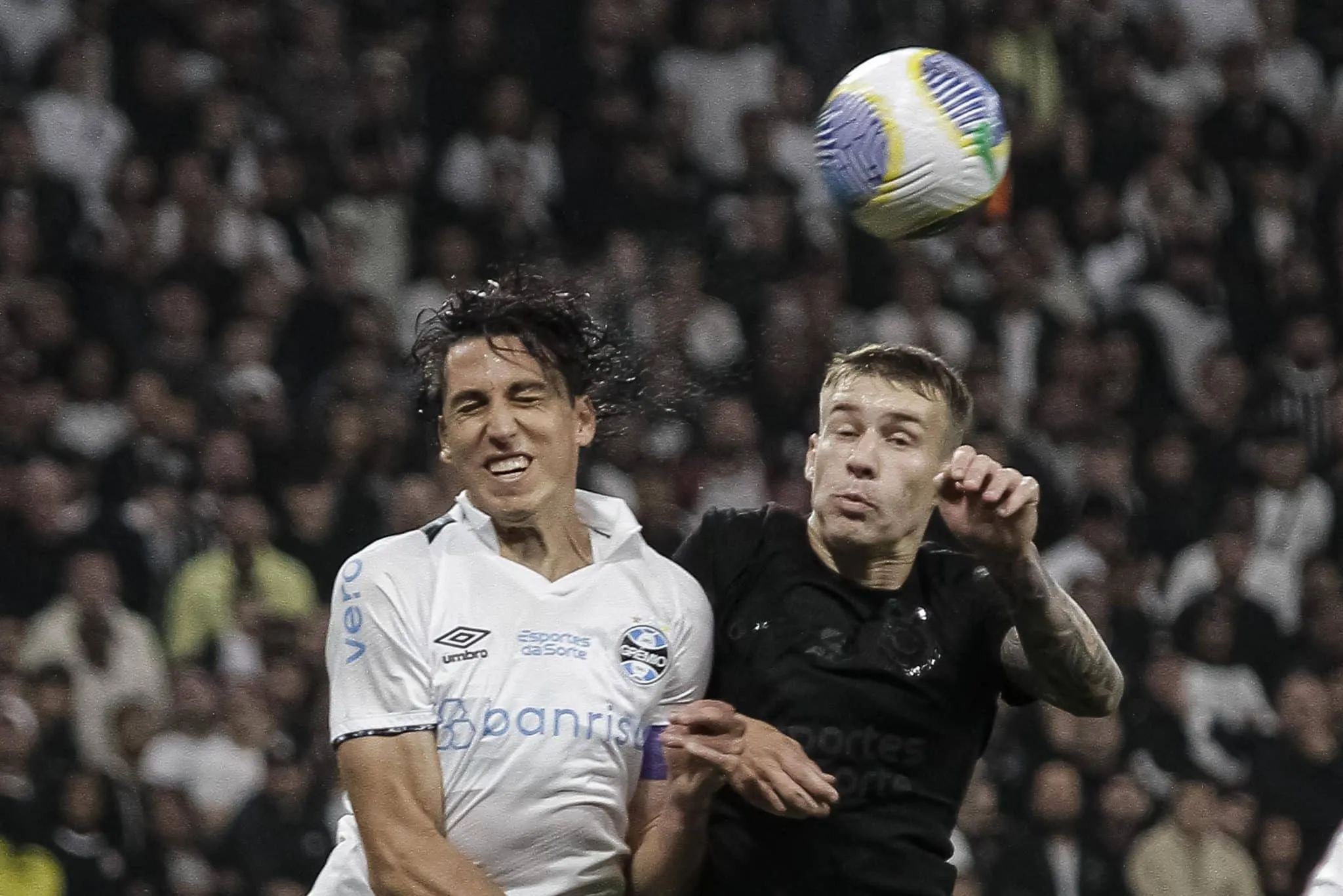 Cent&iacute;metros salvam pele de Reinaldo e de um Gr&ecirc;mio improdutivo com um jogador a mais