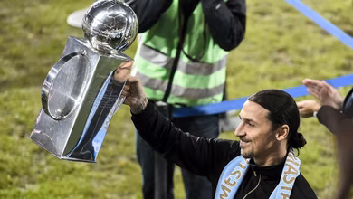 Filho pr&oacute;digo, Ibra ignora protocolo e entrega trof&eacute;u de campe&atilde;o ao capit&atilde;o do Malm&ouml;