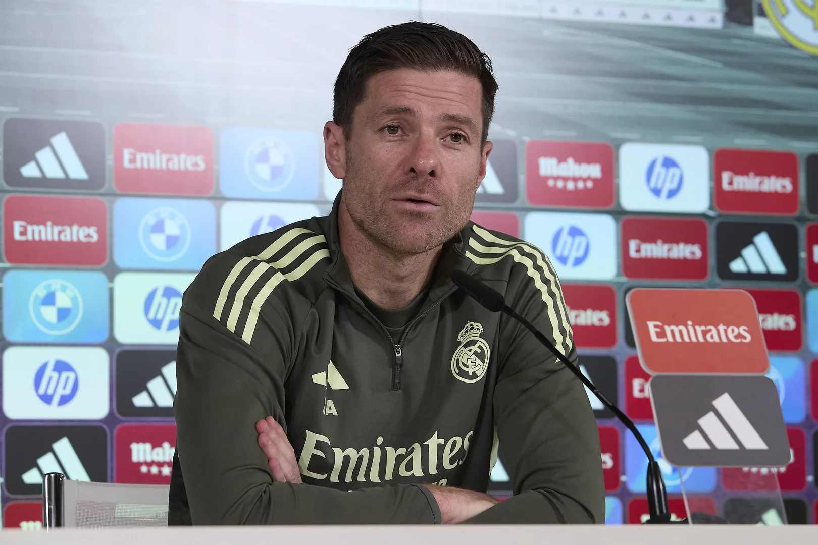 Xabi Alonso durante coletiva