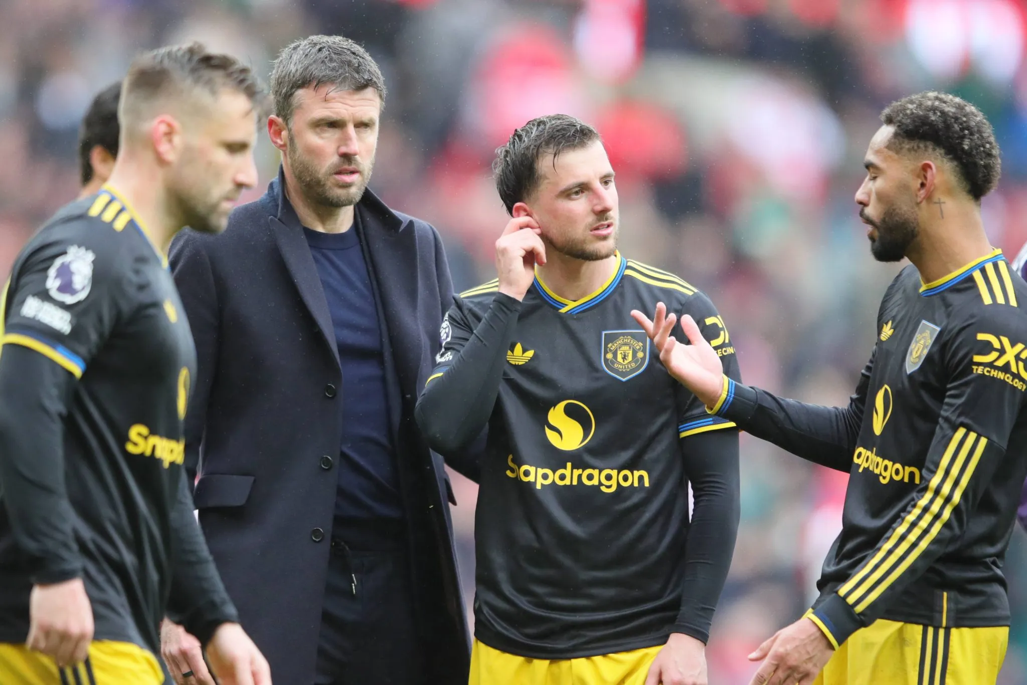 Carrick conversa com jogadores do Manchester Un