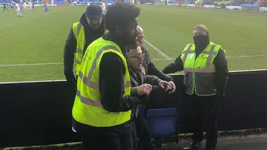 Na terceirona inglesa, o &ldquo;Homem do Jogo&rdquo; foi o steward que ajudou um cadeirante a comemorar os gols