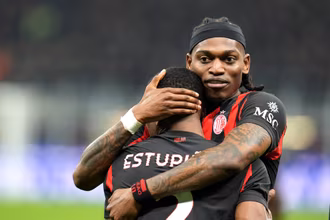 Com gol de &lsquo;patinho feio&rsquo;, Milan imp&otilde;e nova derrota &agrave; Internazionale e d&aacute; vida &agrave; Serie A
