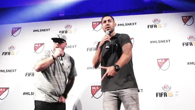 Dempsey mandou um rap na festa de lan&ccedil;amento do Fifa 15 nos Estados Unidos