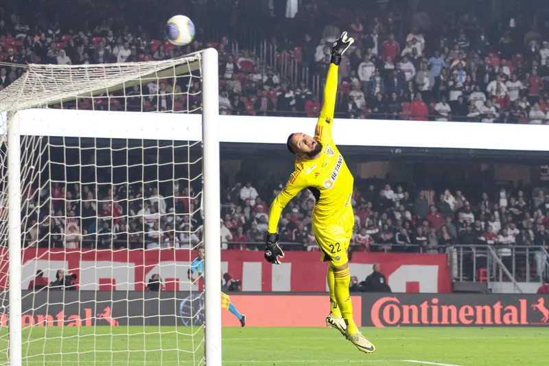 A &oacute;tima defesa no &acirc;ngulo de Everson contra o S&atilde;o Paulo 