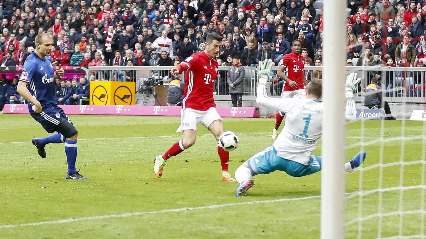 Schalke comemora empate com Bayern, enquanto questionamentos a Ancelotti surgem