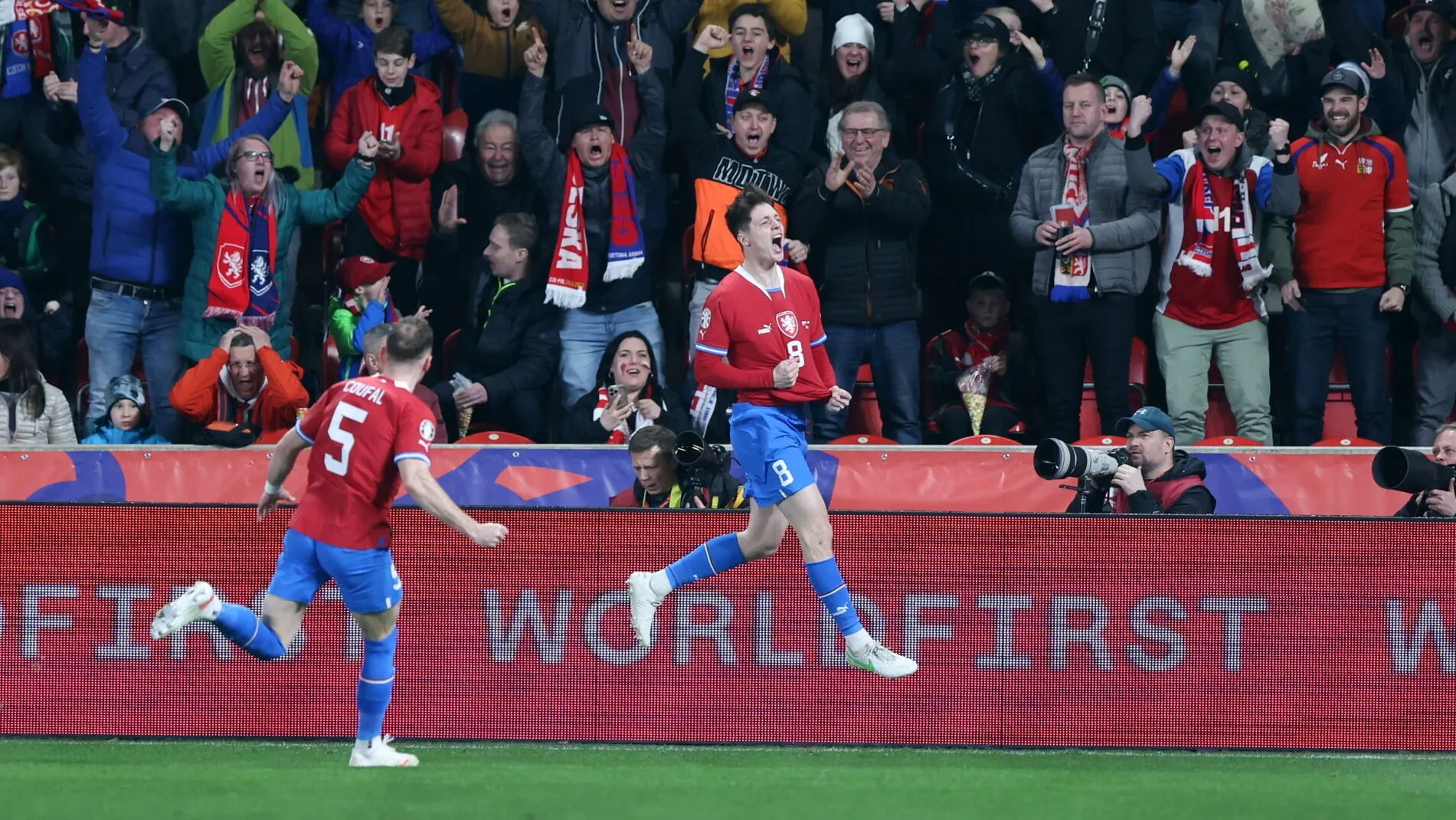 Fernando Santos levou gol nos primeiros 27 segundos como t&eacute;cnico da Pol&ocirc;nia, atropelada pela Tch&eacute;quia