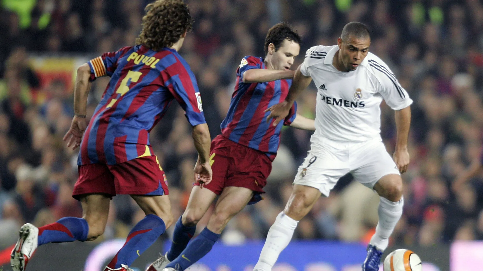 Ronaldo, atacante do Real Madrid, em duelo com Carles Puyol e Andr&eacute;s Iniesta, do Barcelona, durante o Cl&aacute;sico de 1&ordm; de abril de 2006, v&aacute;lido pela LaLiga 2005/06.