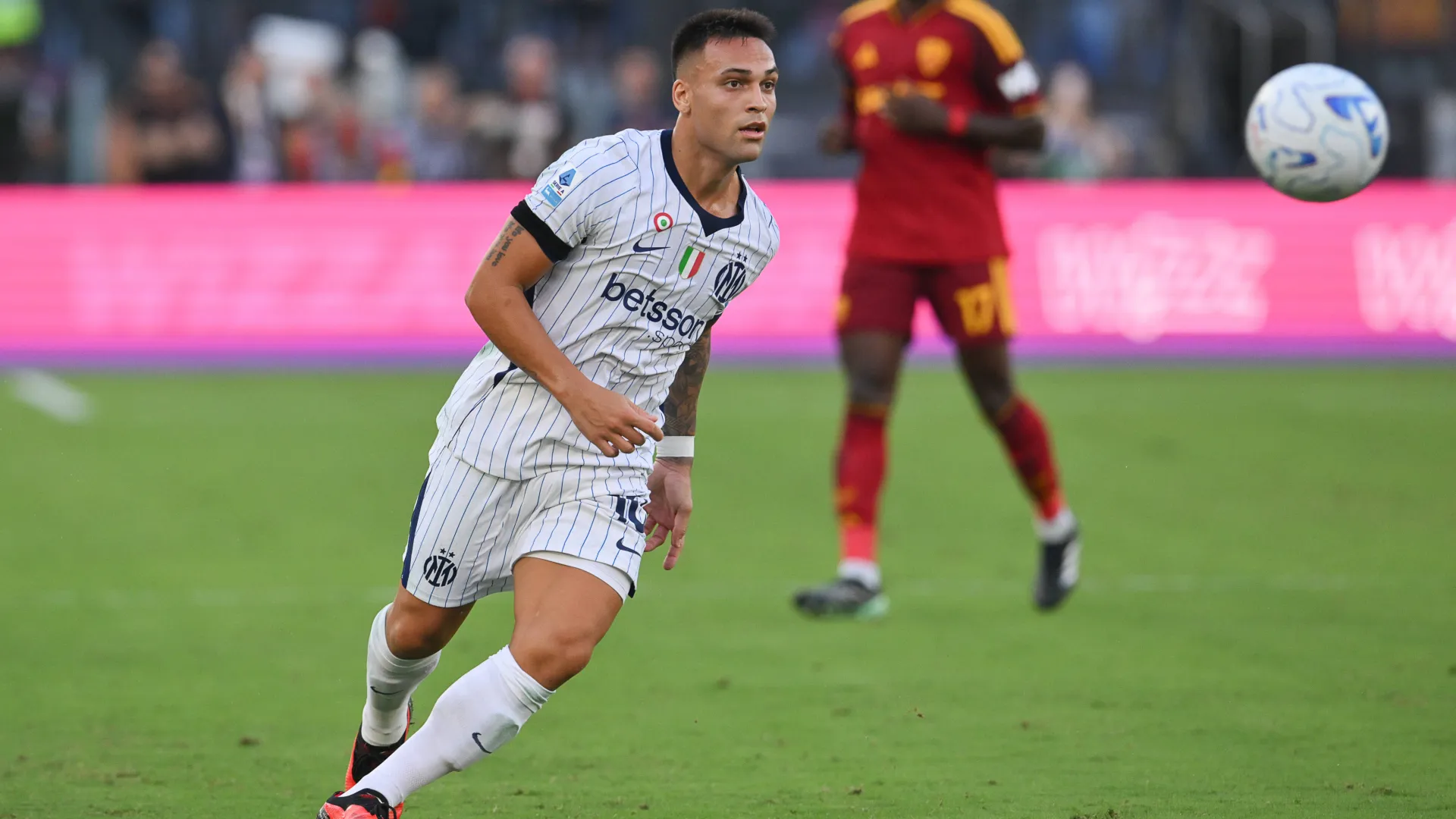Lautaro Mart&iacute;nez, atacante da Inter de Mil&atilde;o, em a&ccedil;&atilde;o durante a partida da Serie A entre Roma e Inter, no Est&aacute;dio Ol&iacute;mpico, em Roma, na It&aacute;lia, em 19 de setembro de 2026.