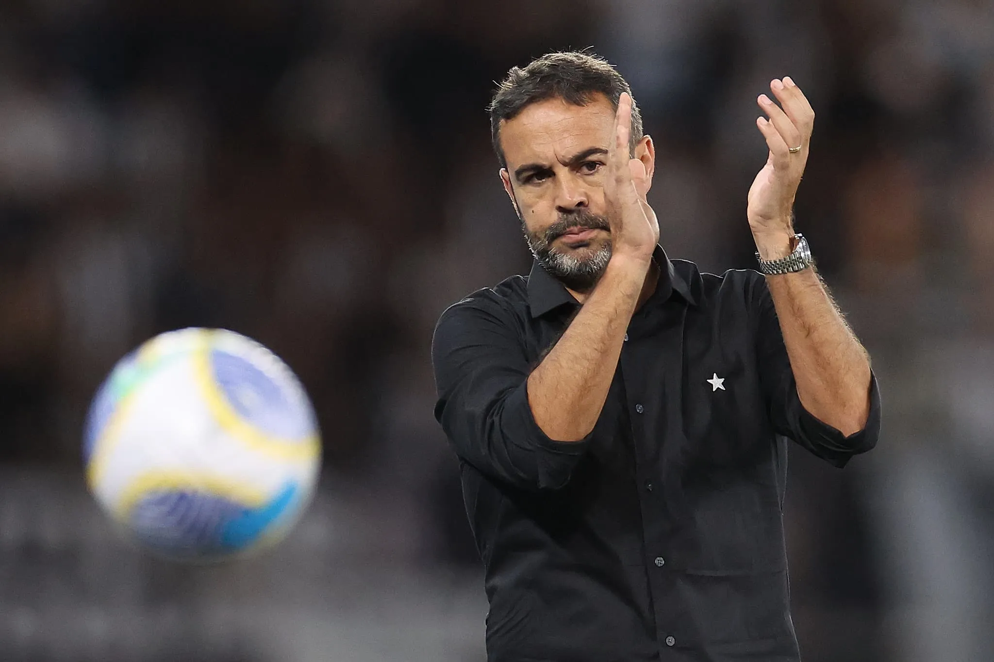 Artur Jorge foge de clich&ecirc;s ao falar sobre vantagem do Botafogo sobre o Palmeiras