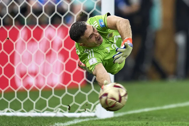Dibu Mart&iacute;nez fechou o gol da Argentina na Copa do Mundo do Catar em 2022