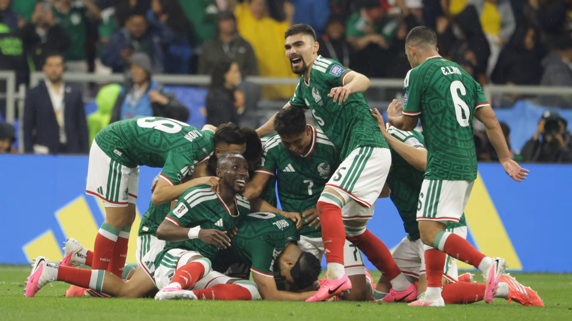 Ra&uacute;l Jim&eacute;nez (9) do M&eacute;xico comemora seu segundo gol na partida com seus companheiros durante o jogo M&eacute;xico-Equador, v&aacute;lido pelas oitavas de final da Copa do Mundo FIFA 2026, no Mexico City Stadium, na Cidade do M&eacute;xico, em 30 de junho de 2026.