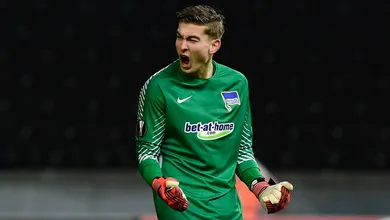 Em sua estreia profissional, o filho de Klinsmann pegou um p&ecirc;nalti na Liga Europa