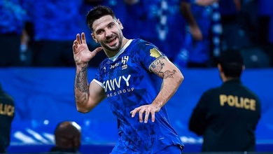 Com Mitrovic impiedoso, Al-Hilal volta a mostrar solidez na aus&ecirc;ncia de Neymar