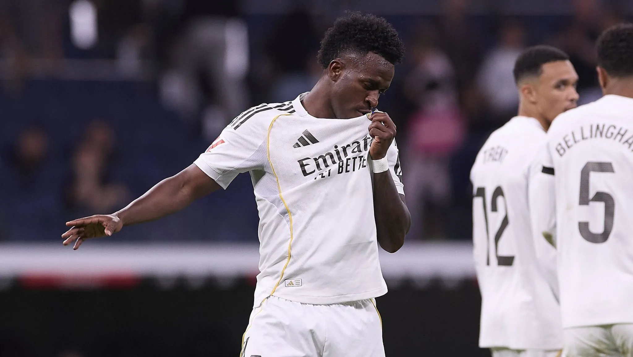 Vinicius Jr. beija escudo do Real Madrid (Foto: Imago/ZUMA Press Wire)