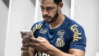 Quem &eacute; a promessa do Santos &lsquo;adotada&rsquo; por Giuliano em meio a pol&ecirc;mica com Miguelito?