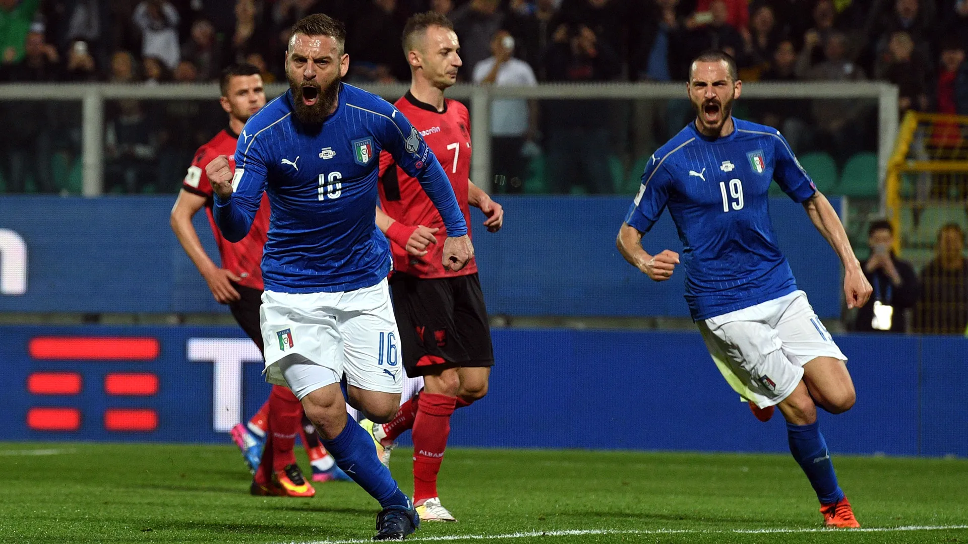 No dia dos 1000 jogos de Buffon, outro veterano mostrou valor na It&aacute;lia: De Rossi