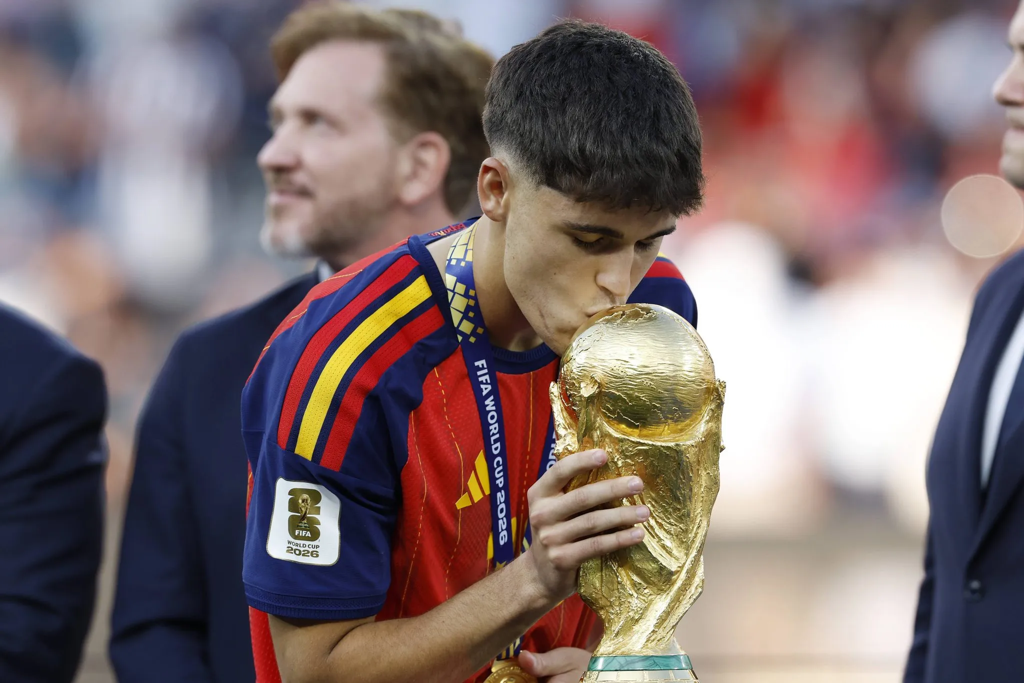 Pau Cubars&iacute; com a ta&ccedil;a da Copa do Mundo
