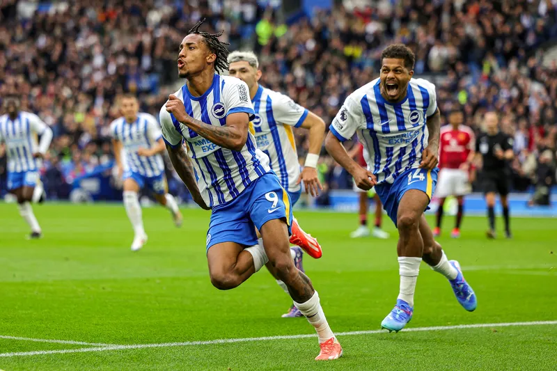 Jo&atilde;o Pedro comemora o gol da vit&oacute;ria do Brighton diante do United