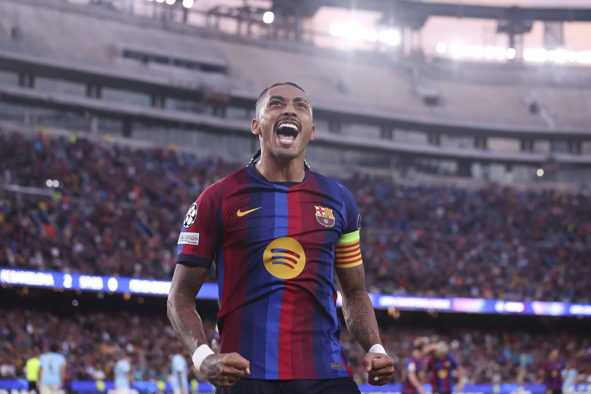 Raphinha celebra gol pelo Barcelona