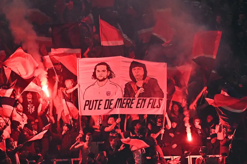 Faixa da torcida do PSG contra Rabiot e sua m&atilde;e