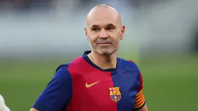 &lsquo;&Eacute; um jogador extraordin&aacute;rio&rsquo;: Iniesta se derrete por estrela do Barcelona e d&aacute; conselho
