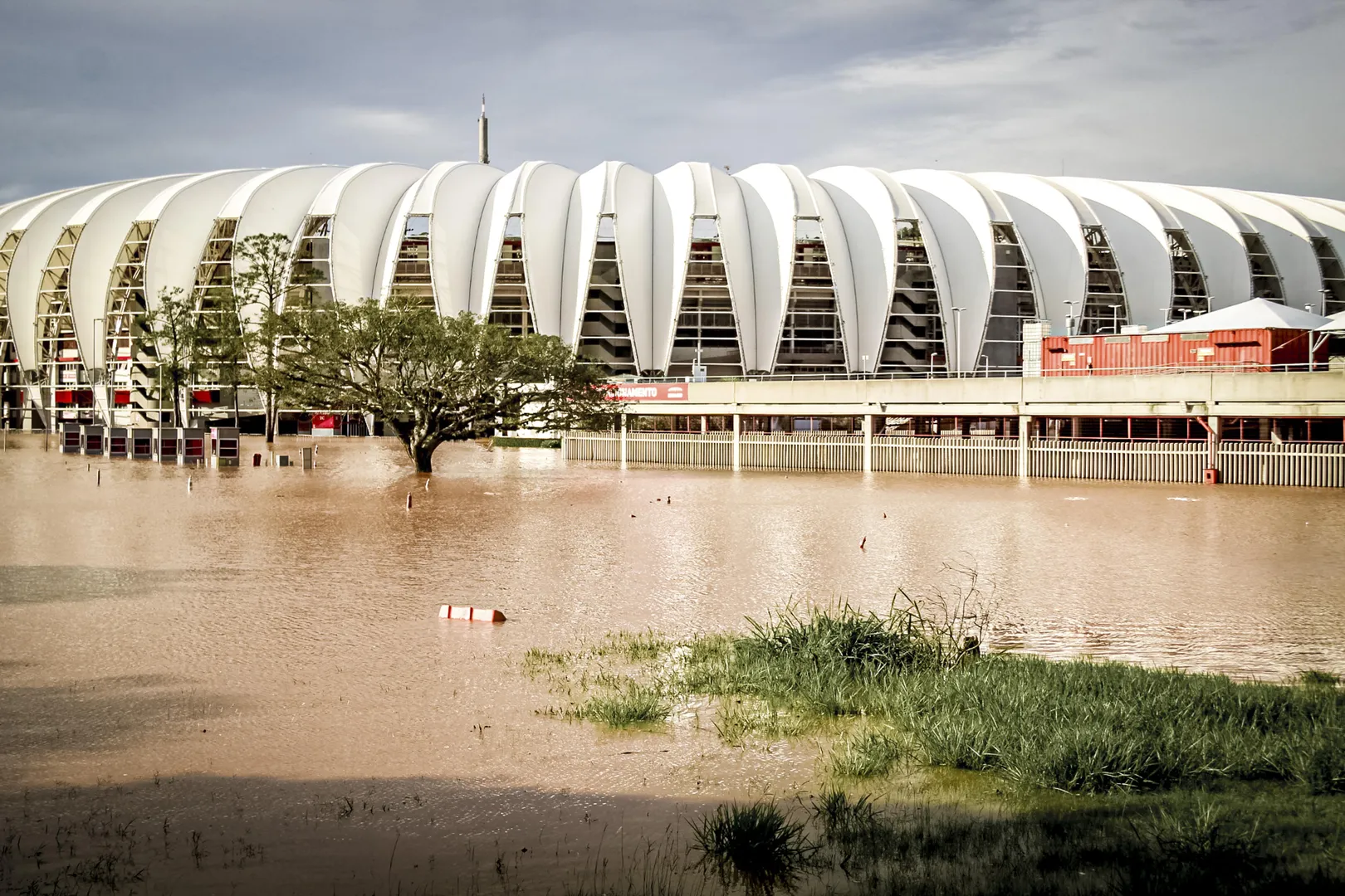 Beira-Rio, do Inter, tamb&eacute;m sofreu com as enchentes em Porto Alegre (Foto: Gilmar Alves/ASI/Gazeta Press)
