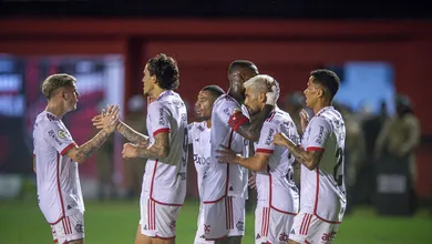 Com her&oacute;i improv&aacute;vel, Flamengo amplia longa marca positiva diante do Vit&oacute;ria