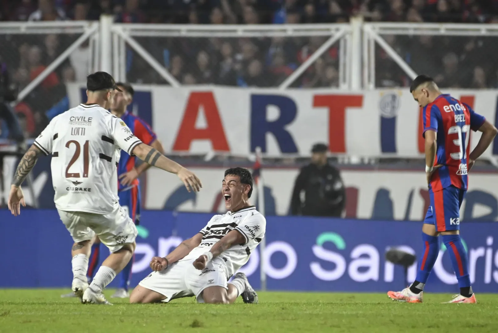 Jogadores do Platense  comemoram vaga na decis&atilde;o do Campeonato Argentino