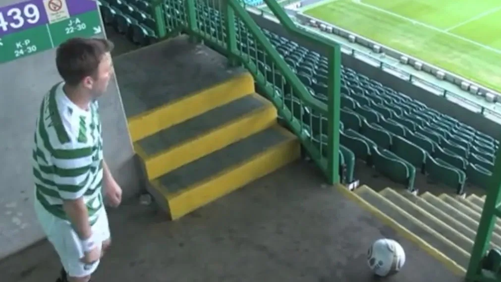 [V&Iacute;DEO] Olha da onde o cara acertou o travess&atilde;o no Celtic Park