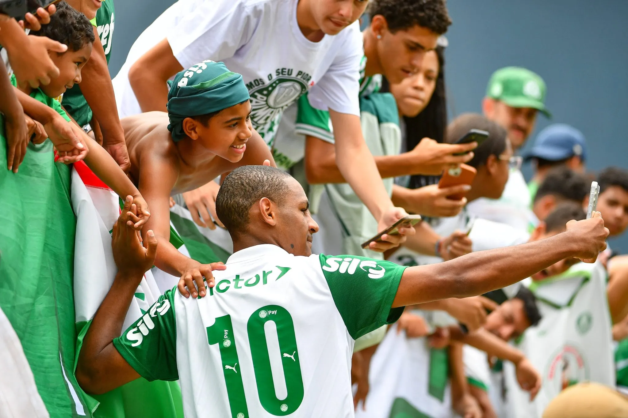 Eduardo Concei&ccedil;&atilde;o atende torcedores do Palmeiras