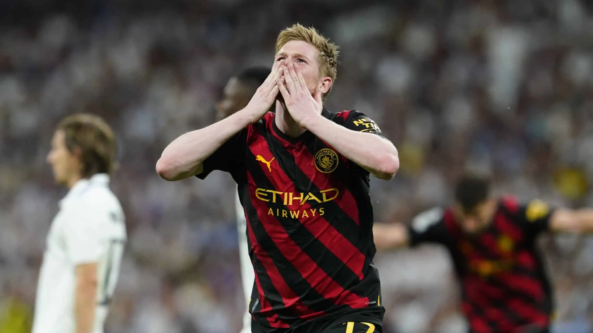 Gola&ccedil;os de Vin&iacute;cius J&uacute;nior e De Bruyne definem o empate entre Real Madrid e Manchester City no Bernab&eacute;u
