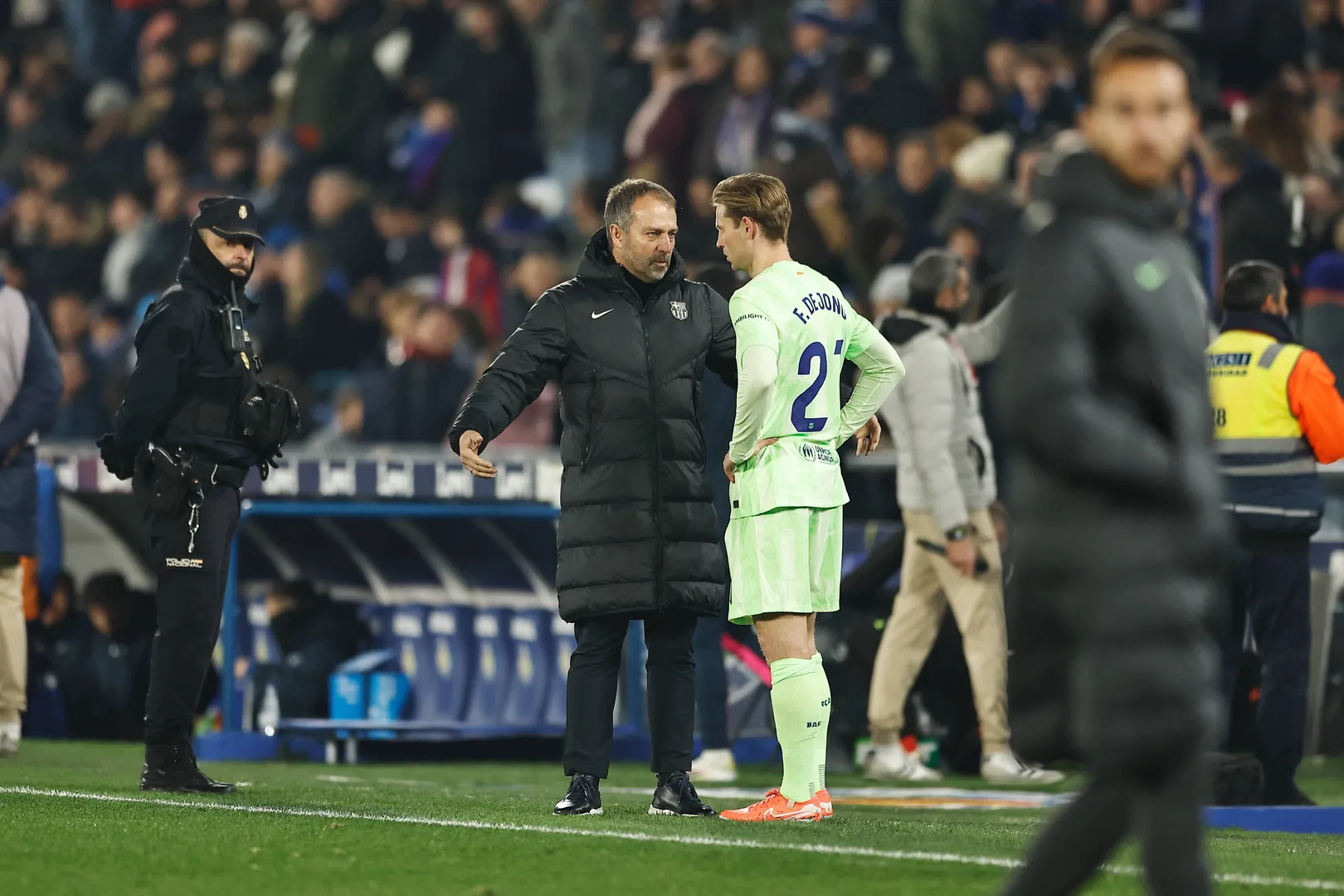 Hansi Flick e De Jong em jogo do Barcelona