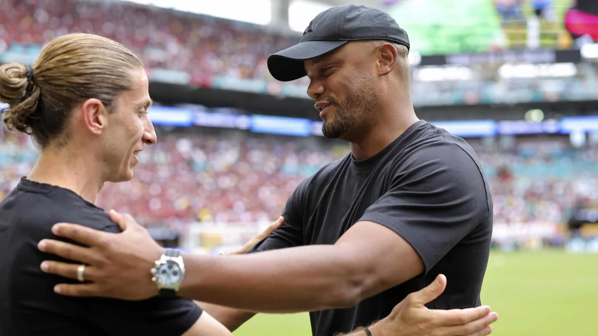 Filipe Lu&iacute;s, do Flamengo, com Kompany, treinador do Bayern (Foto: Imago)